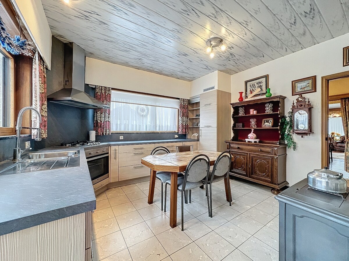 Seventies laagbouw met 2 garages en tuin te Erwetegem 