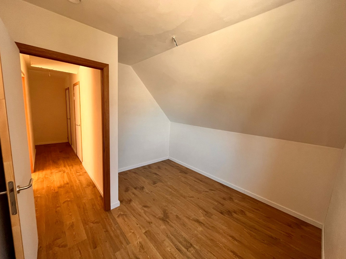 Afgewerkte woning met 3 slaapkamers &amp; ruim zonnig terras + autostaanplaats en berging 