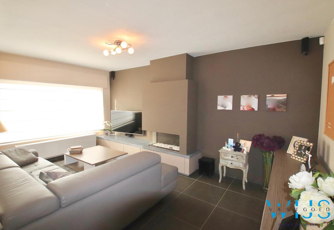 Tot in de puntjes gerenoveerde halfopen bebouwing met lounge gedeelte! 