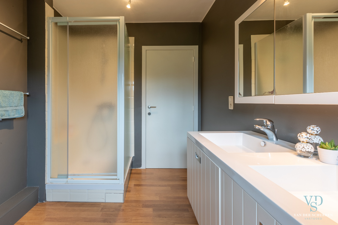 Authentiek landhuis met 5 ruime slaapkamers én gelijkvloers bureau. 