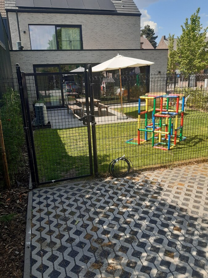 BEN-appartement met terras en tuintje. 