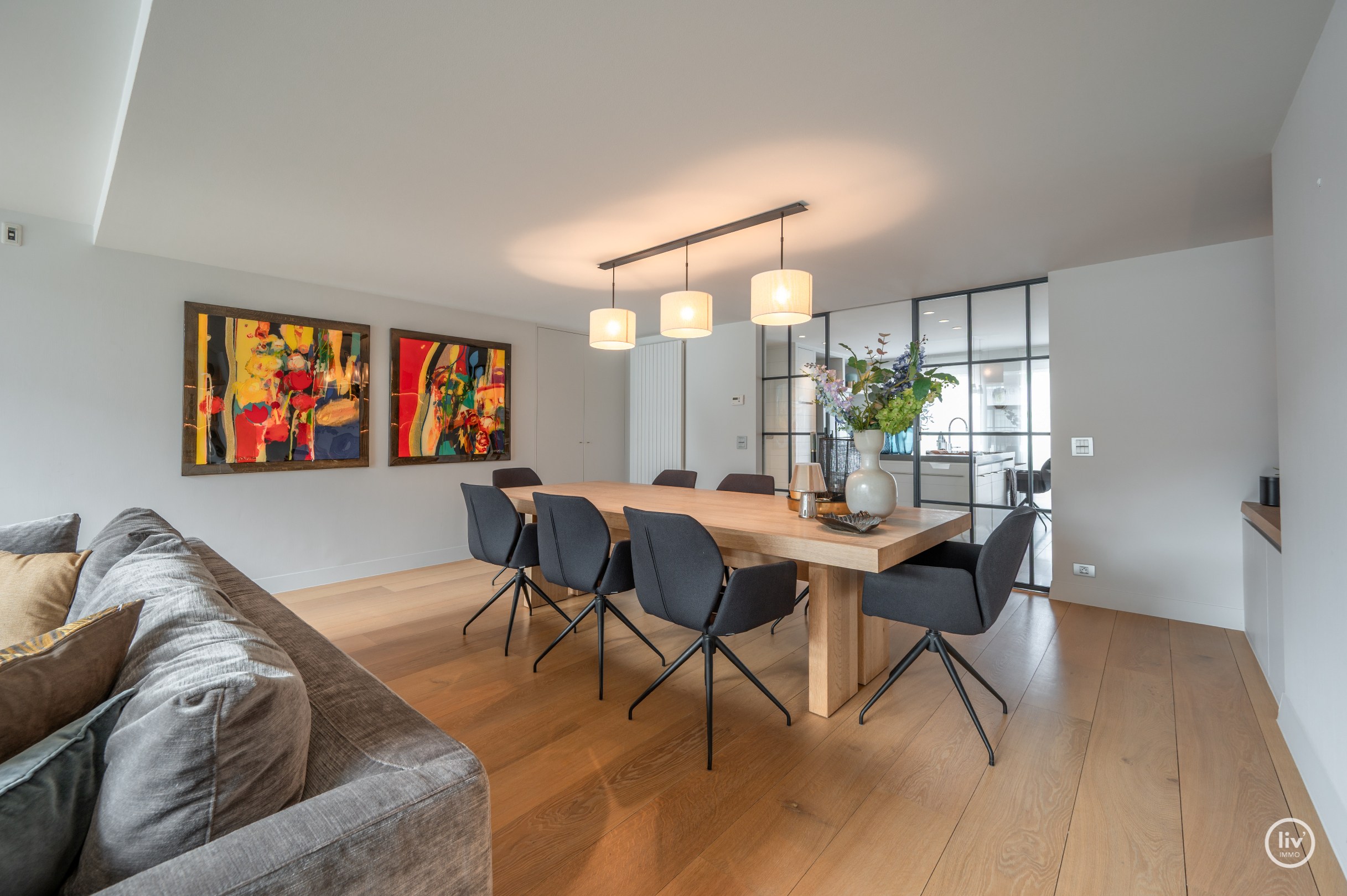 Récente mezzanine de 292 m2 située au centre avec de grandes terrasses, située dans la Vanbunnenlaan à Knokke. 