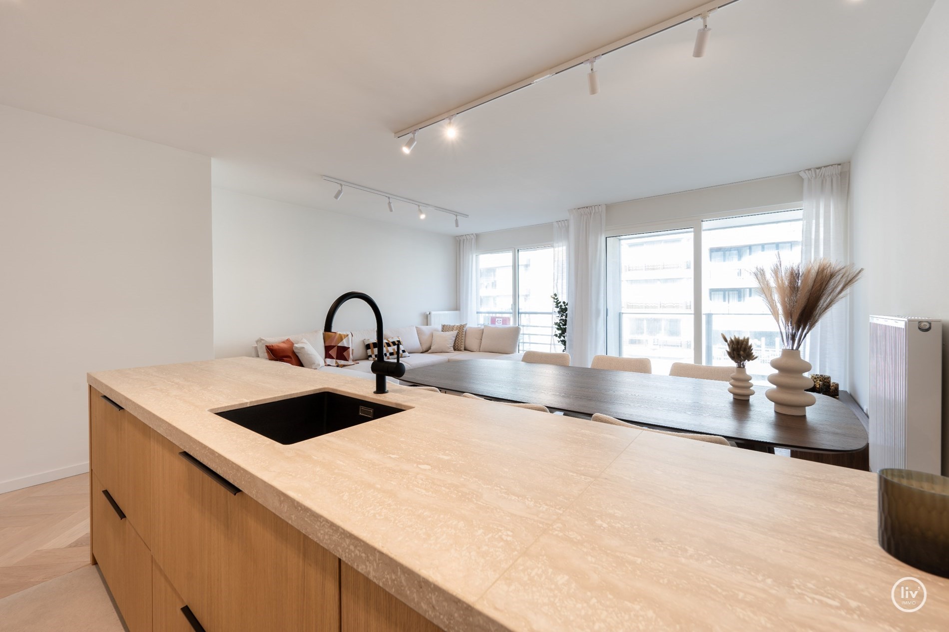 Gerenoveerd appartement met 2 volwaardige slaapkamers gelegen op de Lippenslaan vlakbij het Vanbunnenplein te Knokke. 