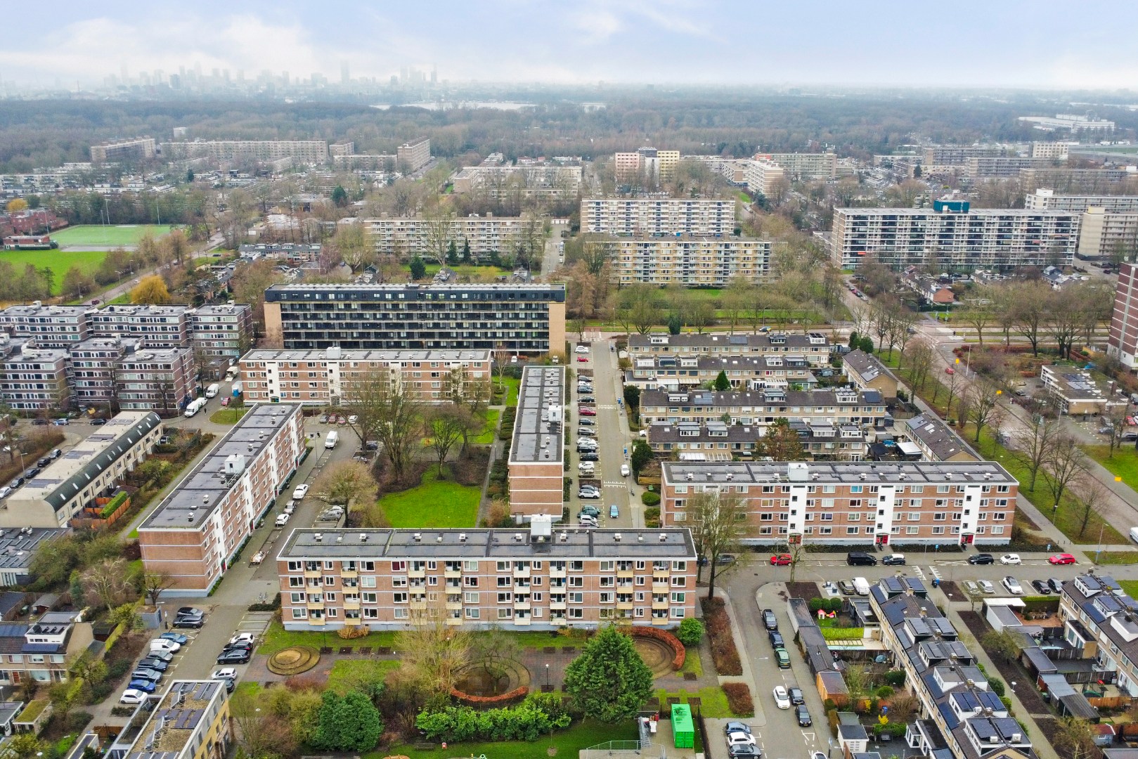 3-kamer appartement op de derde verdieping met balkon op het oosten en een berging van 13 m² in de onderbouw. 