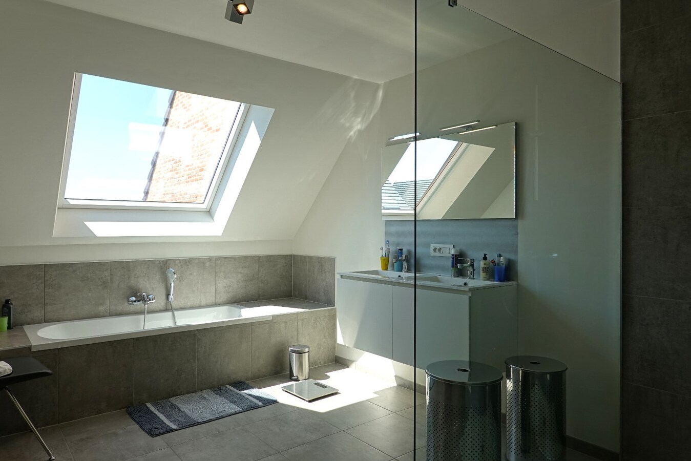 Prachtige halfopen nieuwbouwwoning met inpandige garage en zuidgerichte tuin 