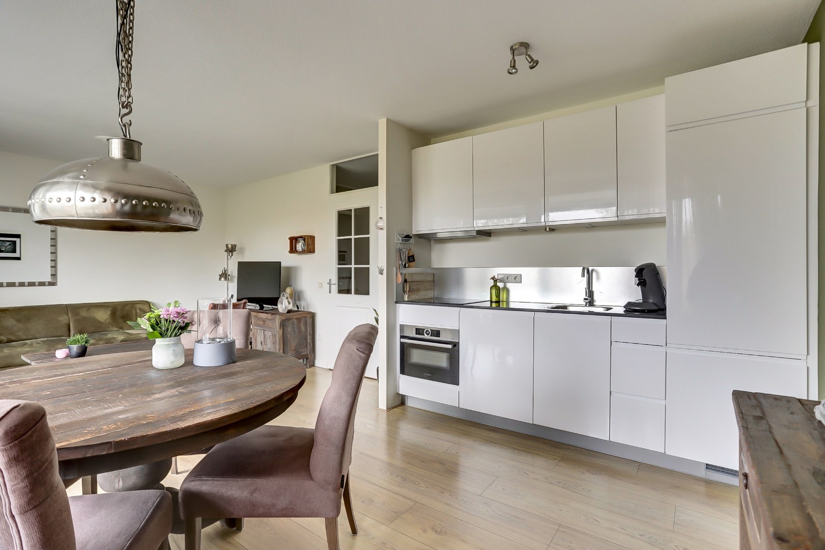 Modern afgewerkt 3 kamerappartement gelegen op de 3e verdieping met schitterend vrij uitzicht en ligging aan water! 