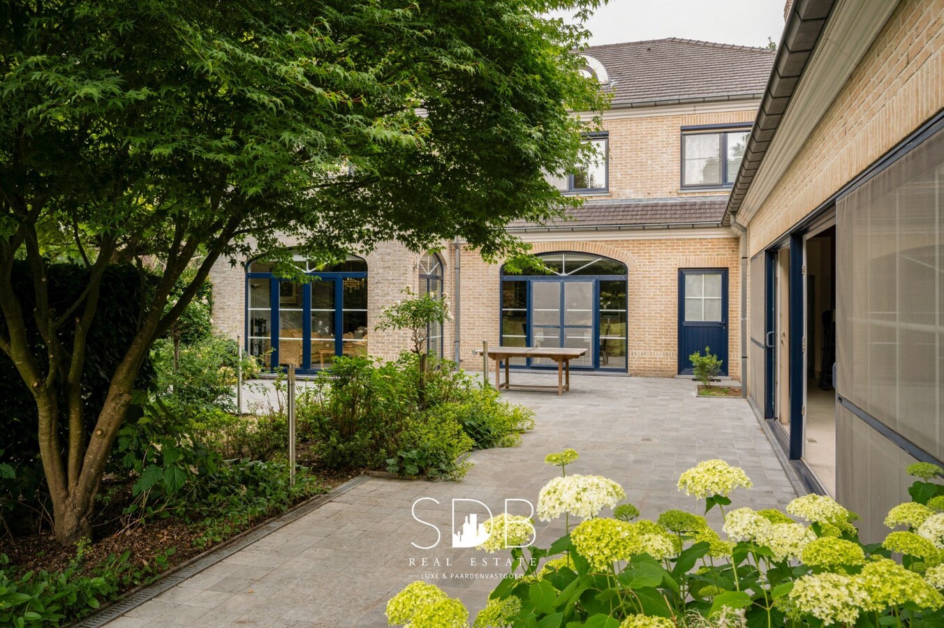 Prachtig landhuis met paardenfaciliteiten op 15.804m² 