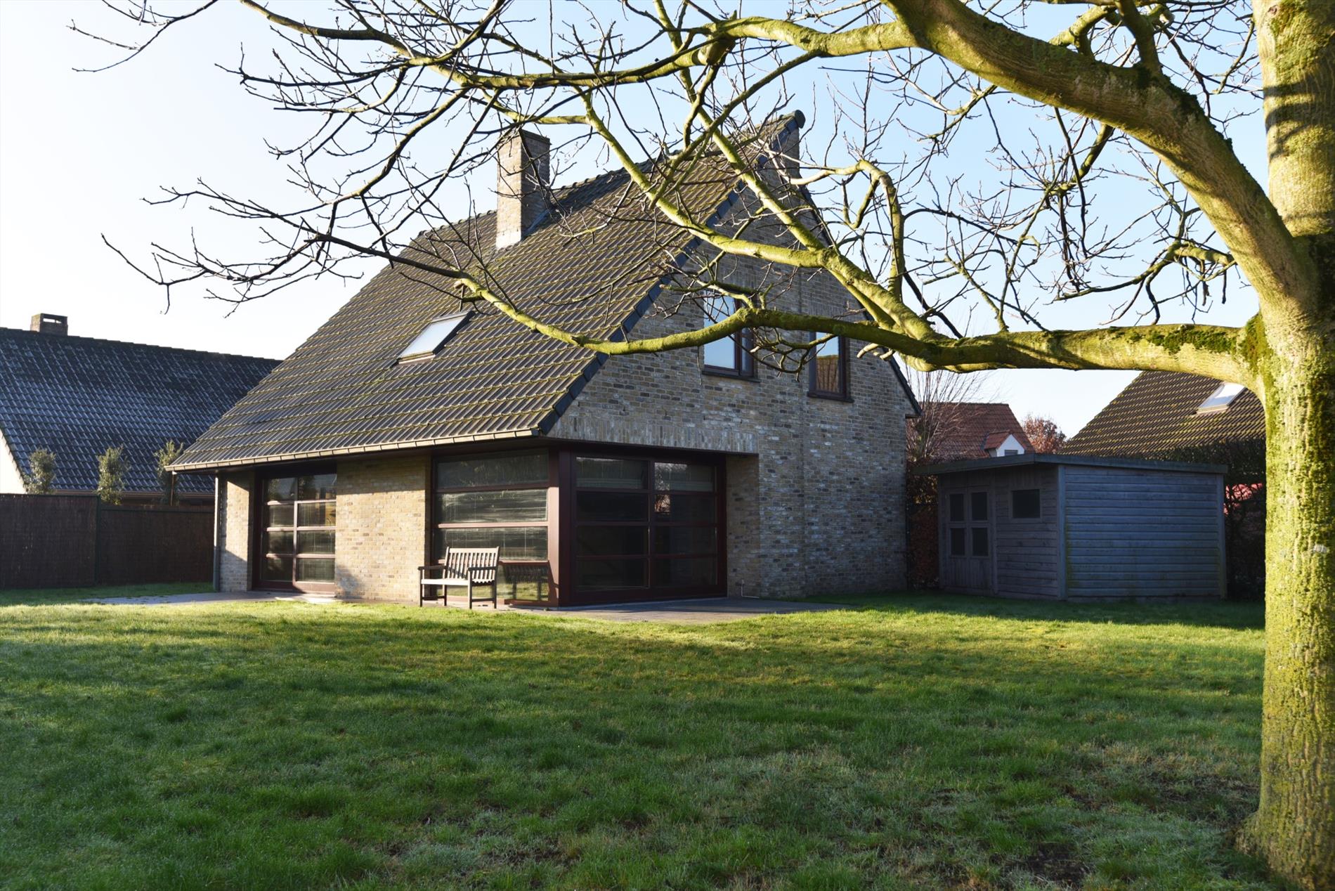 Villa met 4 slpks en garage op 787m² in residentiële wijk nabij centrum Maldegem 