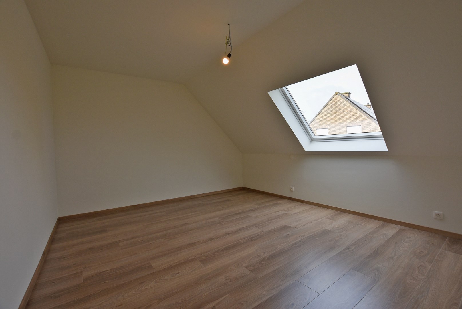 Ruime energiezuinige nieuwbouwwoning (2024) met inpandige garage op 193m² gelegen te Houthulst. 