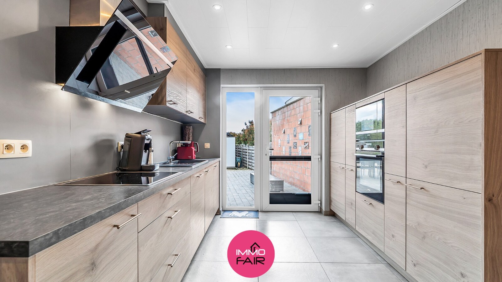 Knusse, betaalbare woning met dubbele garage in het geliefde Leut! 