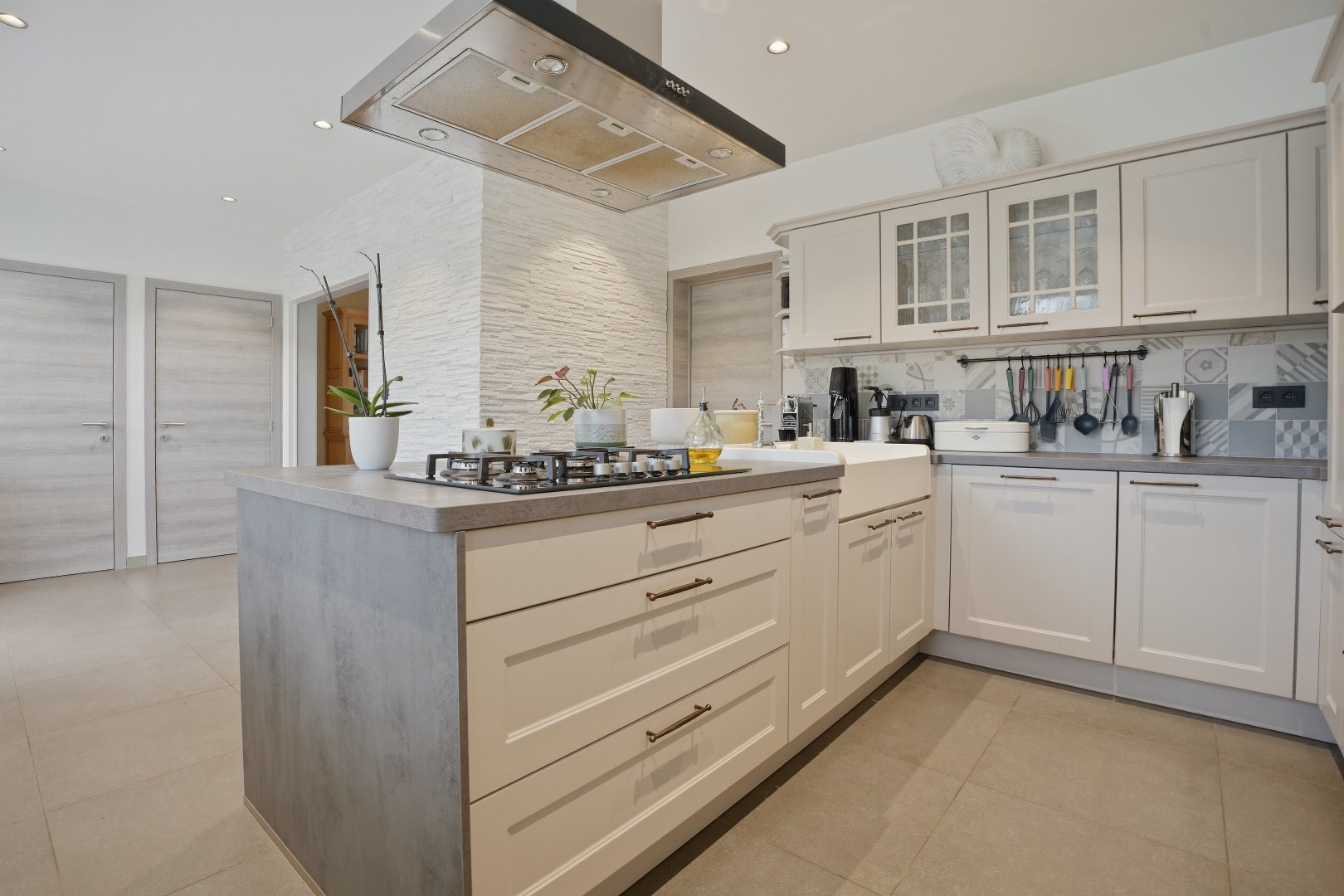 Ruime en instapklare rijwoning in het hart van Nieuwpoort op 284 m² met garage en nieuwe oprit! 