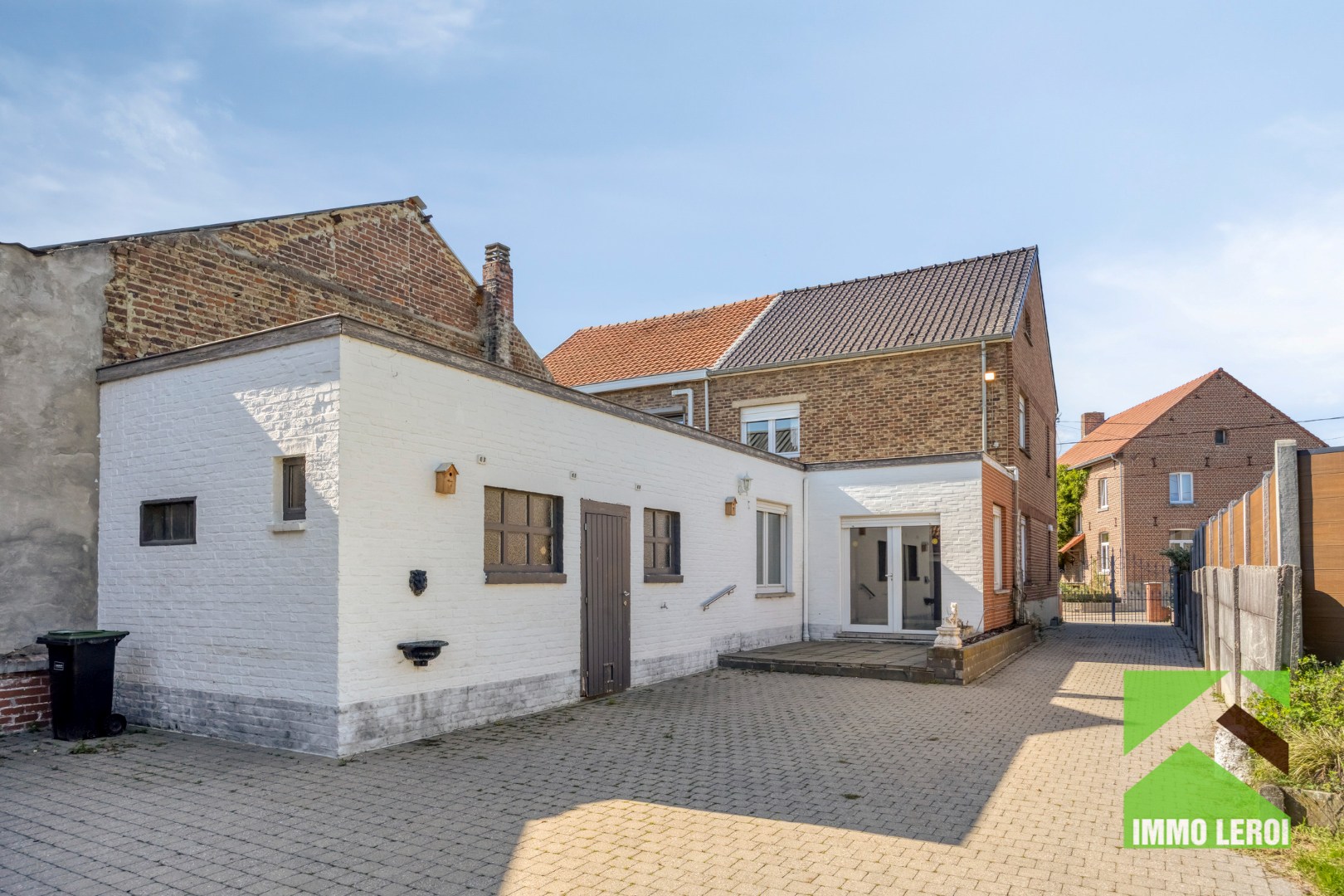 Achtergevel met aanbouw