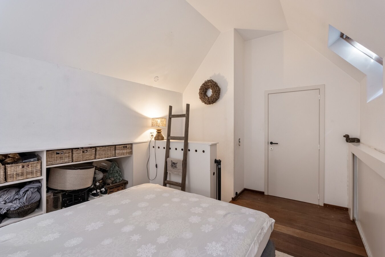 Comfortabel duplex appartement op de 3de en 4de verdieping van een kleinschalige residentie op een steenworp van de historische markt! 