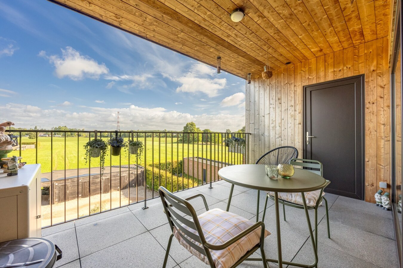 Prachtig, energiezuinig dak appartement met 3 slaapkamers, terras en carport 