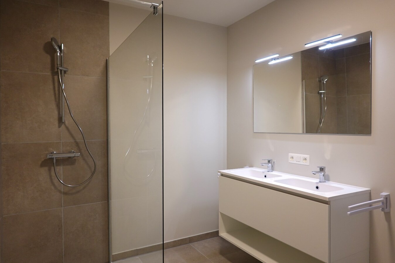 Instapklaar nieuwbouwappartement met 2 slaapkamers en ruim terras in centrum Jabbeke 