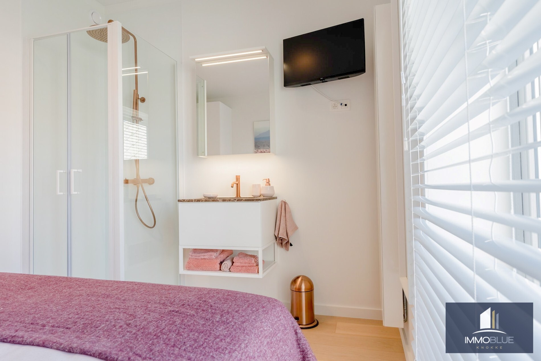 Situé dans un endroit calme, cet appartement entièrement rénové offre une vue dégagée sur les villas. 