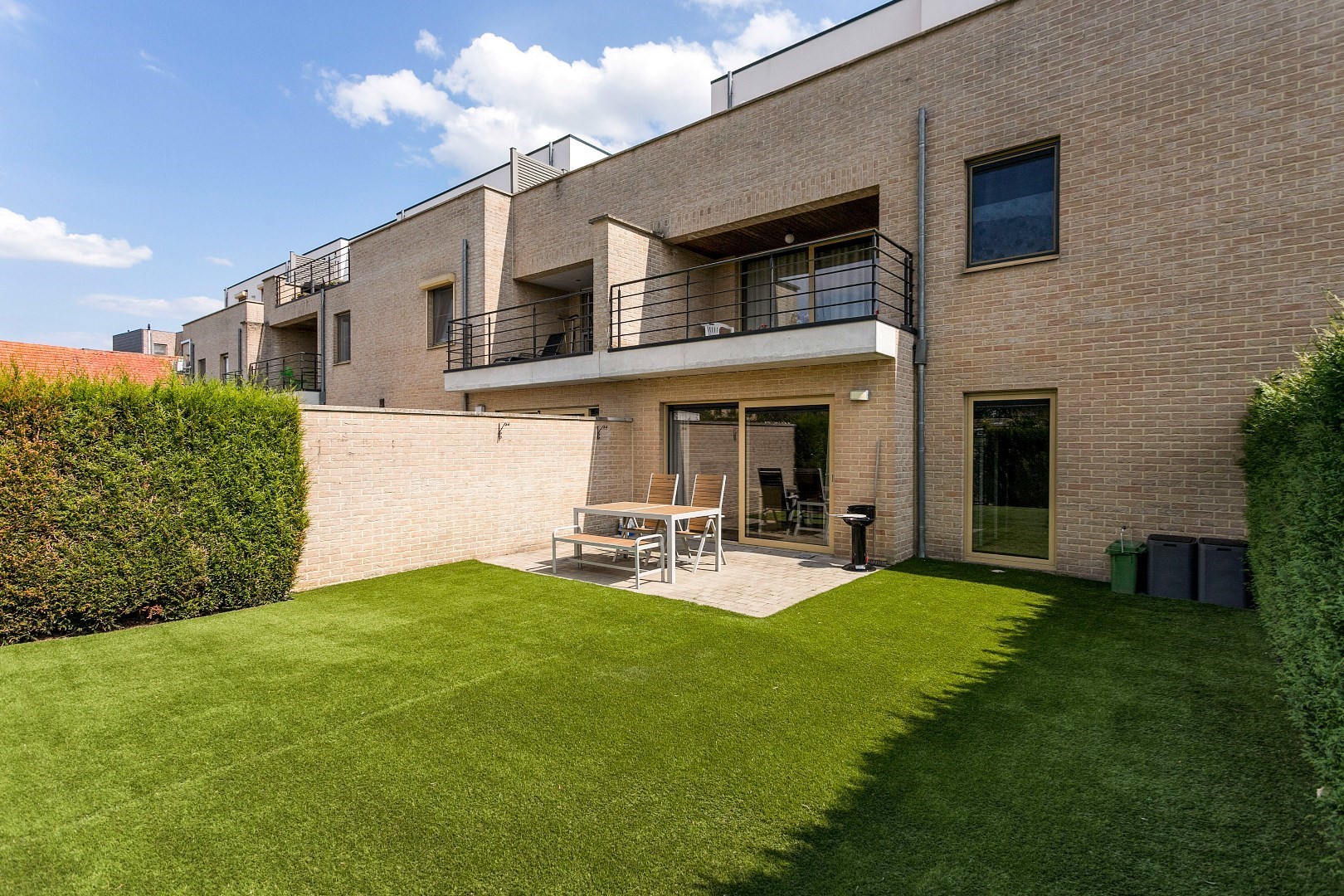 Modern, gelijkvloers appartement met 2 slpk, ondergrondse parking en tuin. 