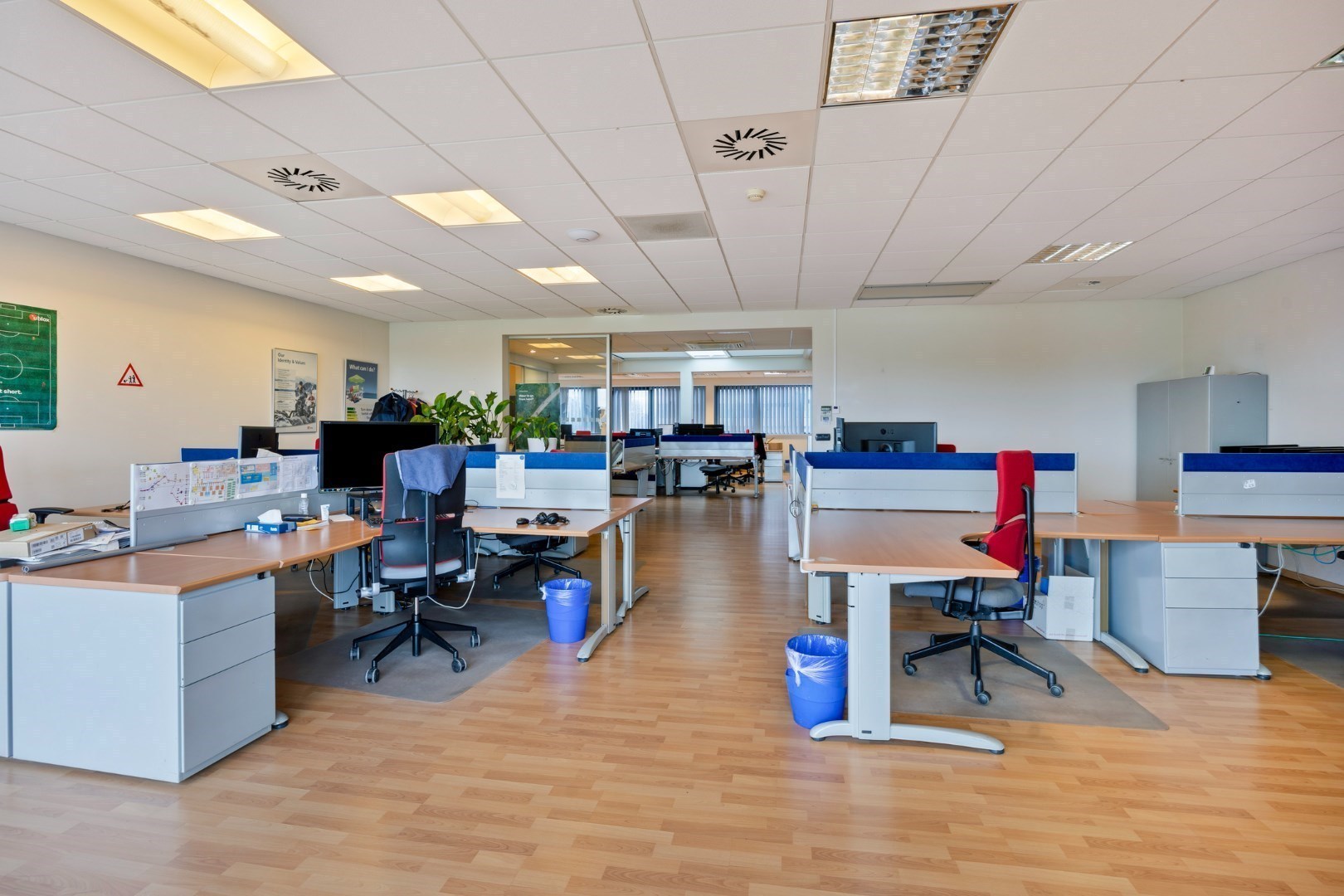 Kantoor te koop in het industriepark te Haasrode/Heverlee met 14 parkings - opp. 626 m² - verkoop van aandelen 