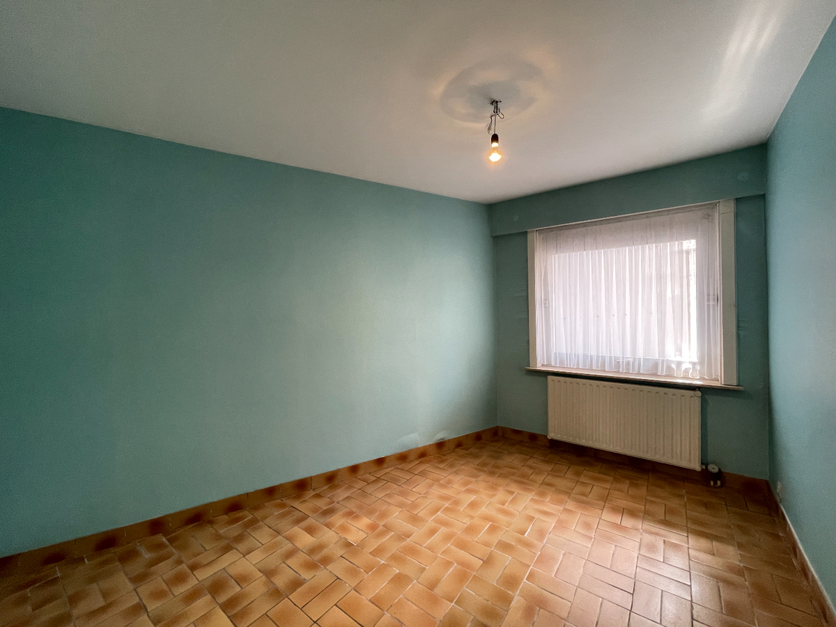 Gelijkvloers appartement met 2 slaapkamers en garage te centrum Roeselare 