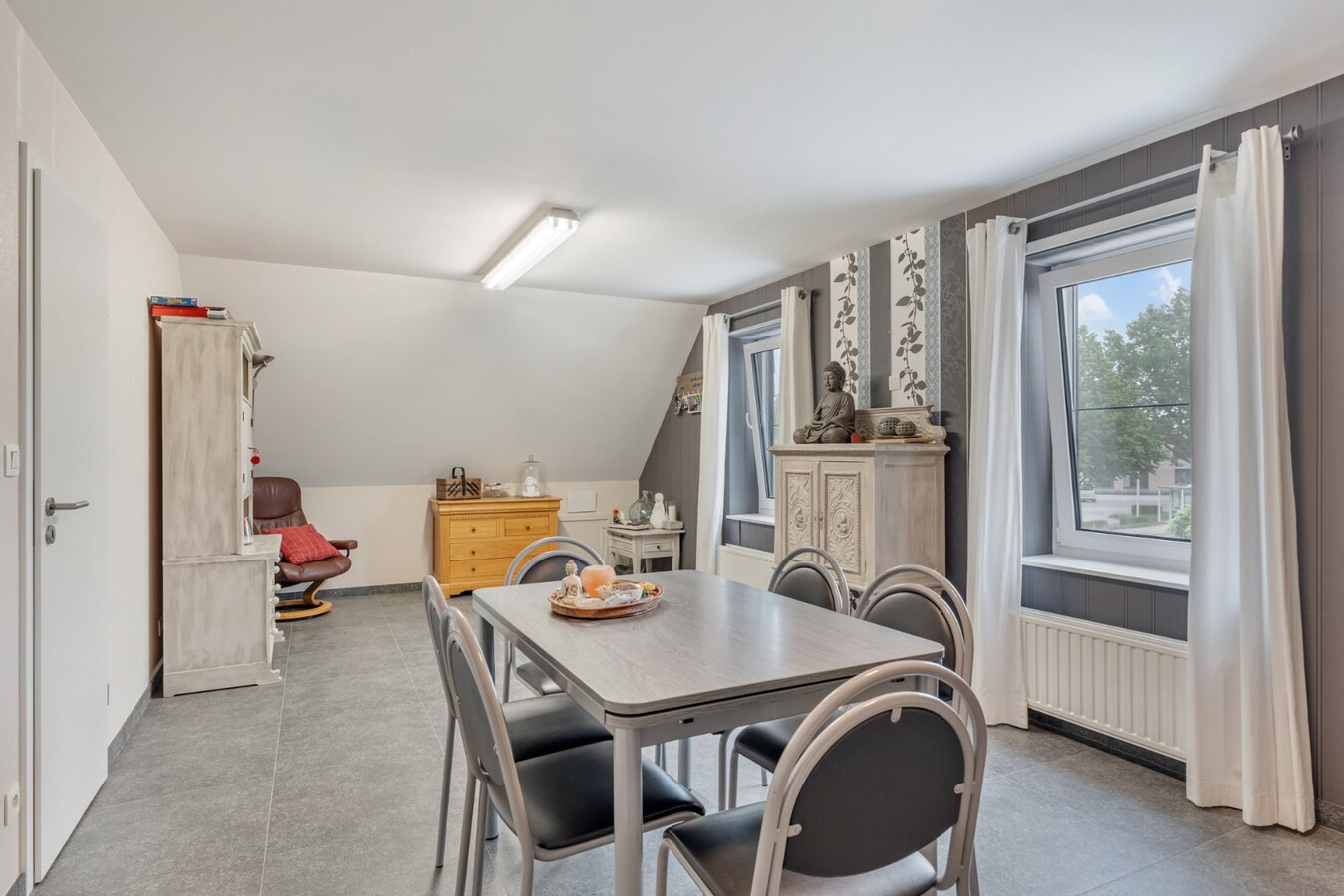Zeer goed onderhouden en praktisch ingedeelde gezinswoning met 4 slaapkamers en prachtige tuin. 