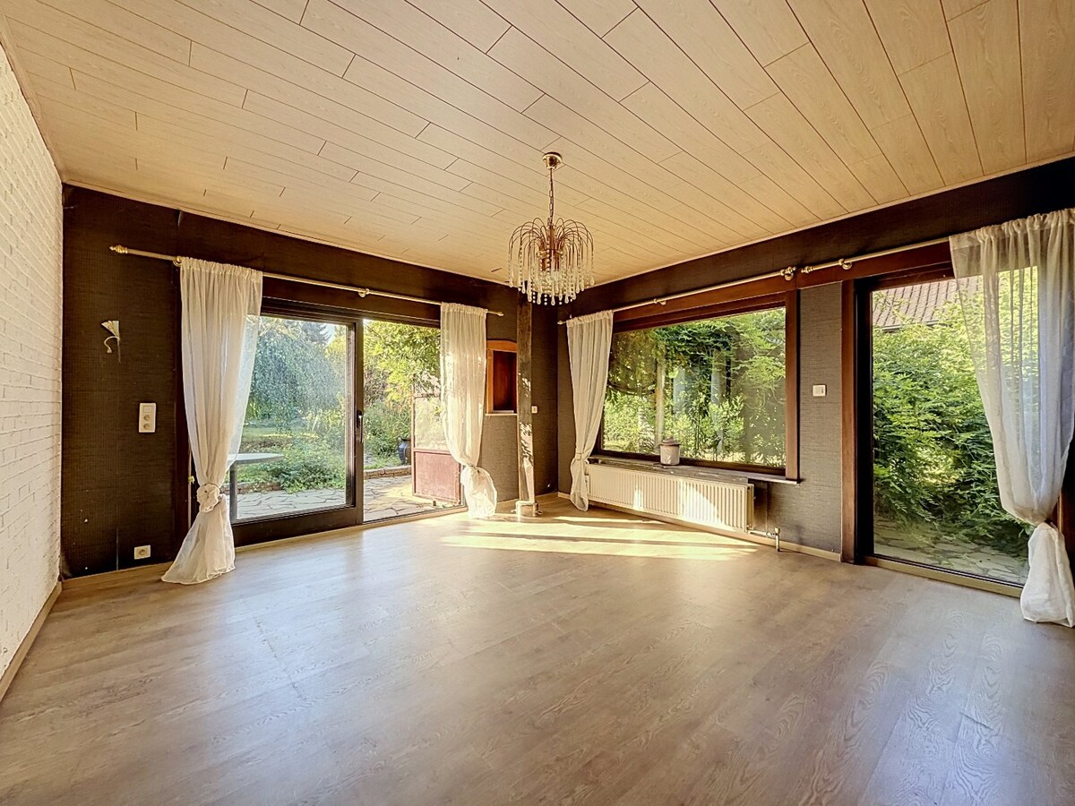 Ruime sixties villa op 3.630m² nabij dorpskern Steenhuize 