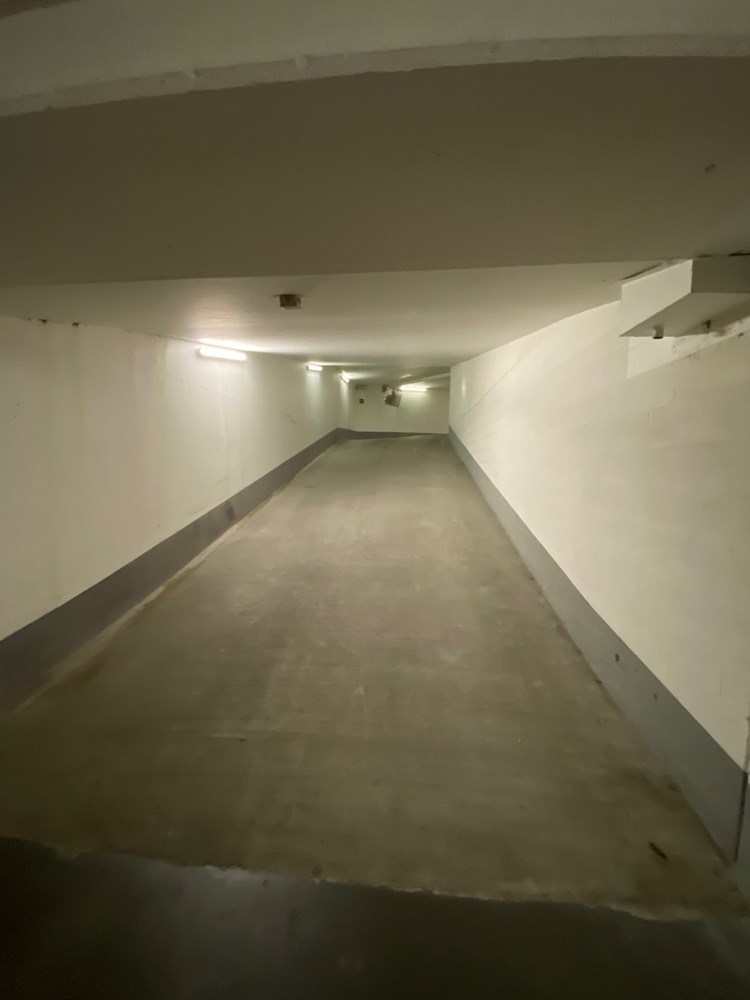 Garage box spacieux situé dans une résidence Villa à distance de marche de la Kustlaan. 