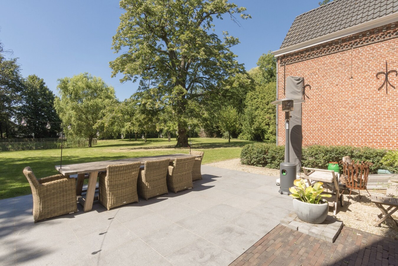 Gelijkvloers 3-slaapkamer villa-appartement met parktuin. 