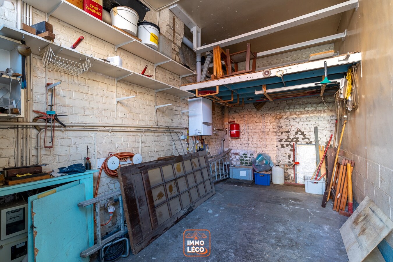 Maison offrant un excellent potentiel avec terrasse et garage inclus, dans une rue calme proche du centre-ville ! 