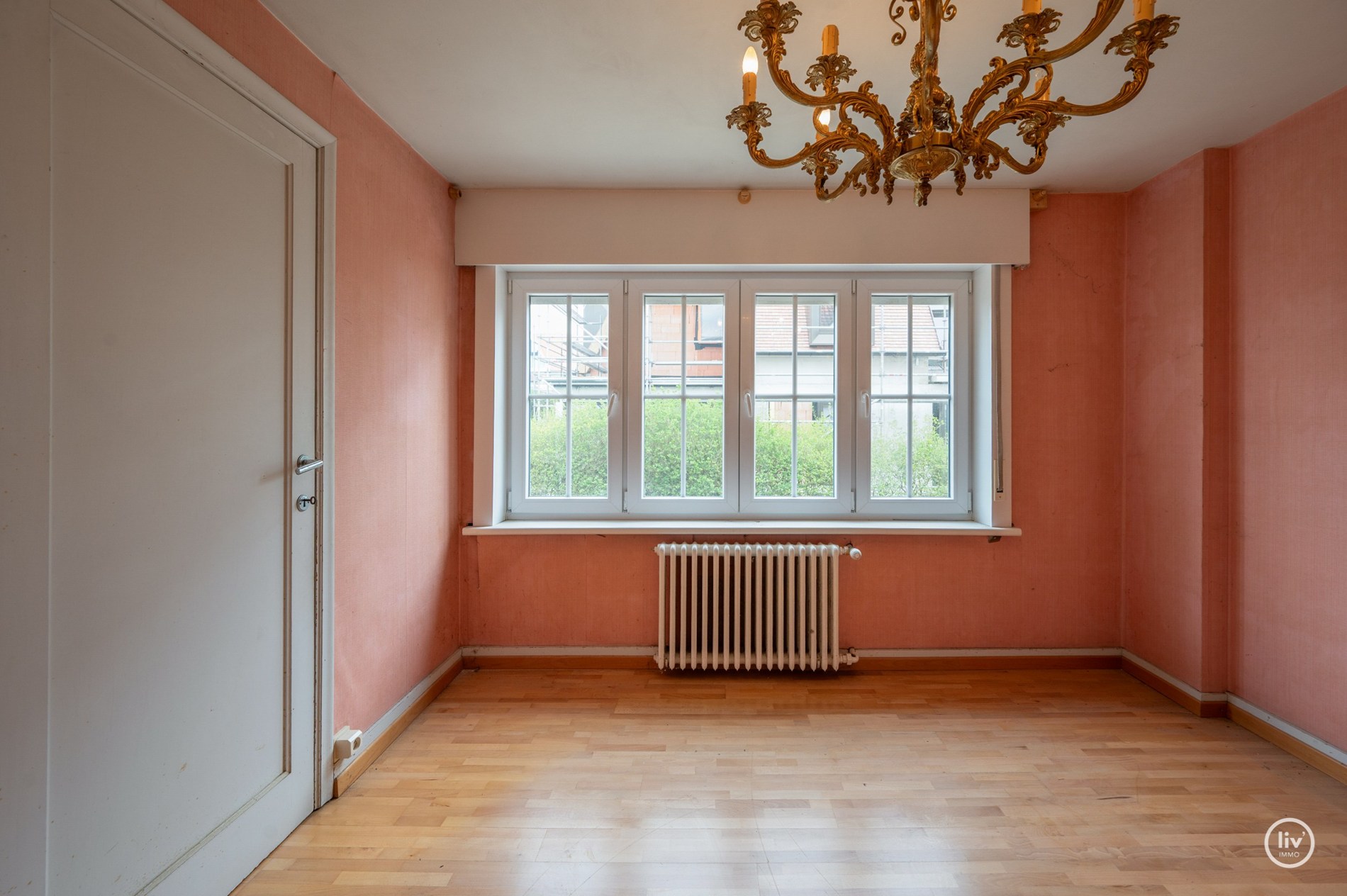 Charmante te renoveren koppelvilla op toplocatie in Knokke, langs de prestigieuze Elizabetlaan en op wandelafstand van strand en casino (met inpandige garagebox) . 