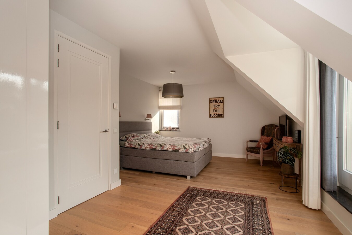 Unieke, onder architectuur gebouwde villawoning met luxe afwerking en prachtig uitzicht op het buitengebied. 