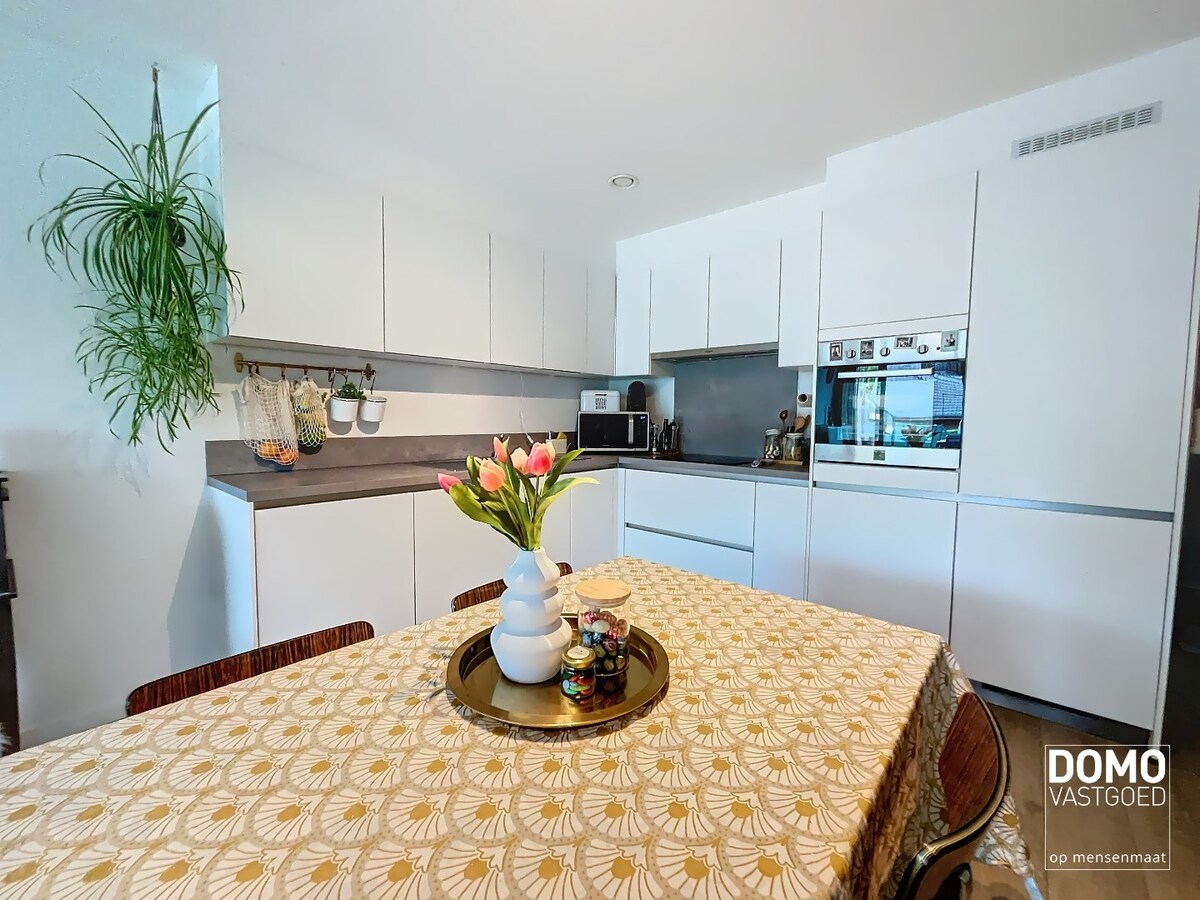 GELIJKVLOERS 1 SLAAPKAMER APPARTEMENT MET TUIN TE KERMT 