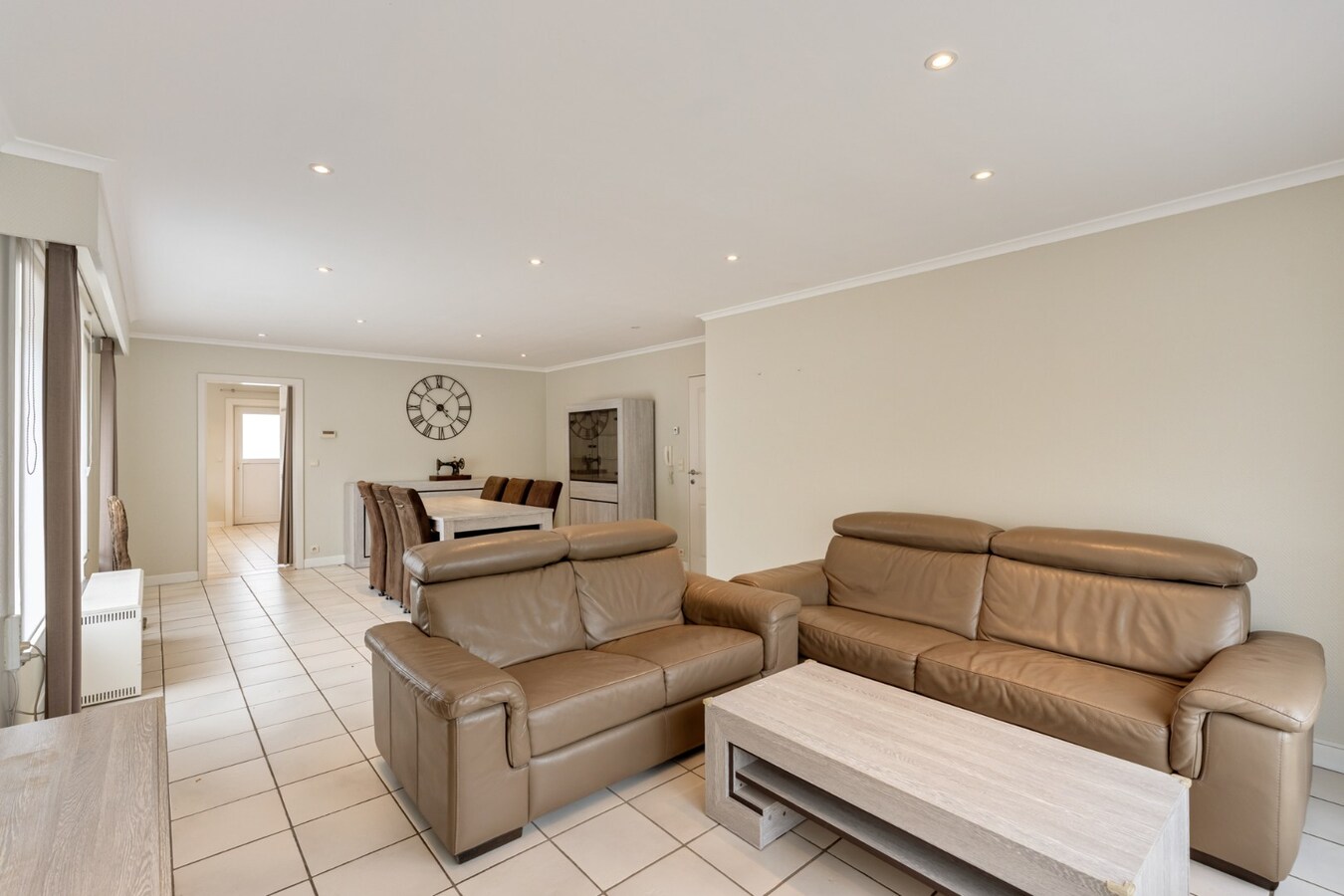 Gelijkvloers, degelijk appartement met 2 slaapkamers, ruim terras, carport en garage. 