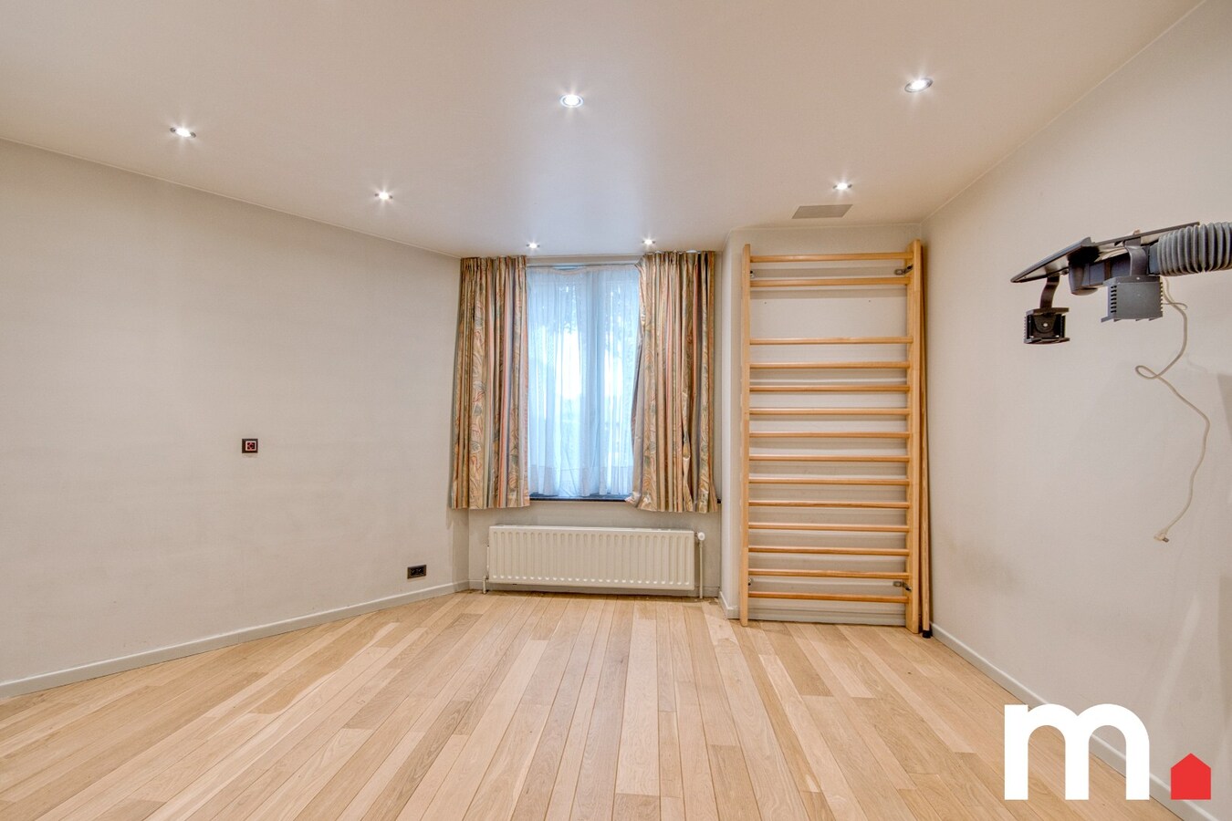 Villa met binnenzwembad, sauna en praktijkruimte (160m2) te Kuurne ! 