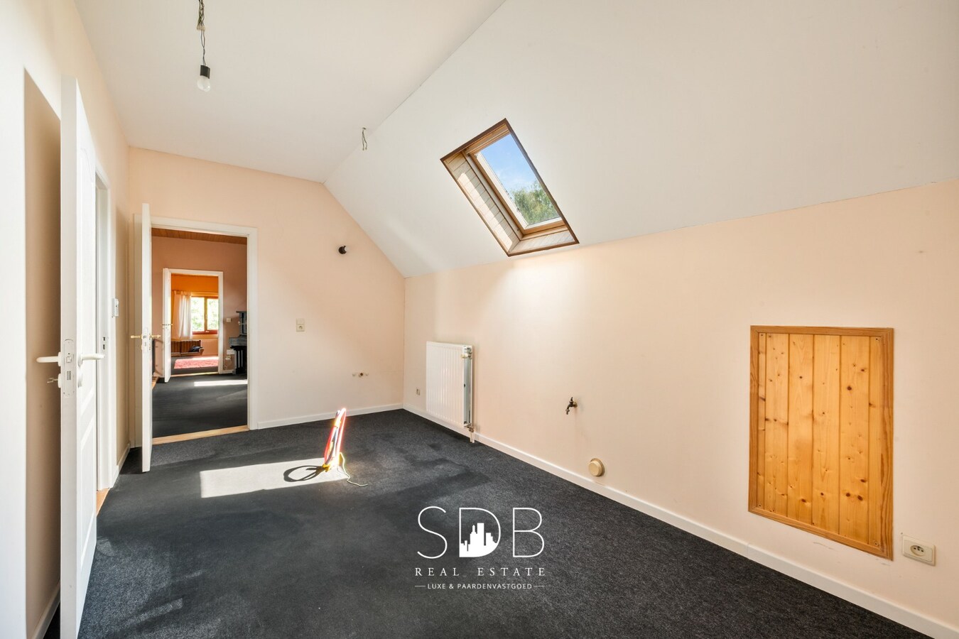 Hedendaagse villa met gezinstuin en graslanden op 7.496m² 