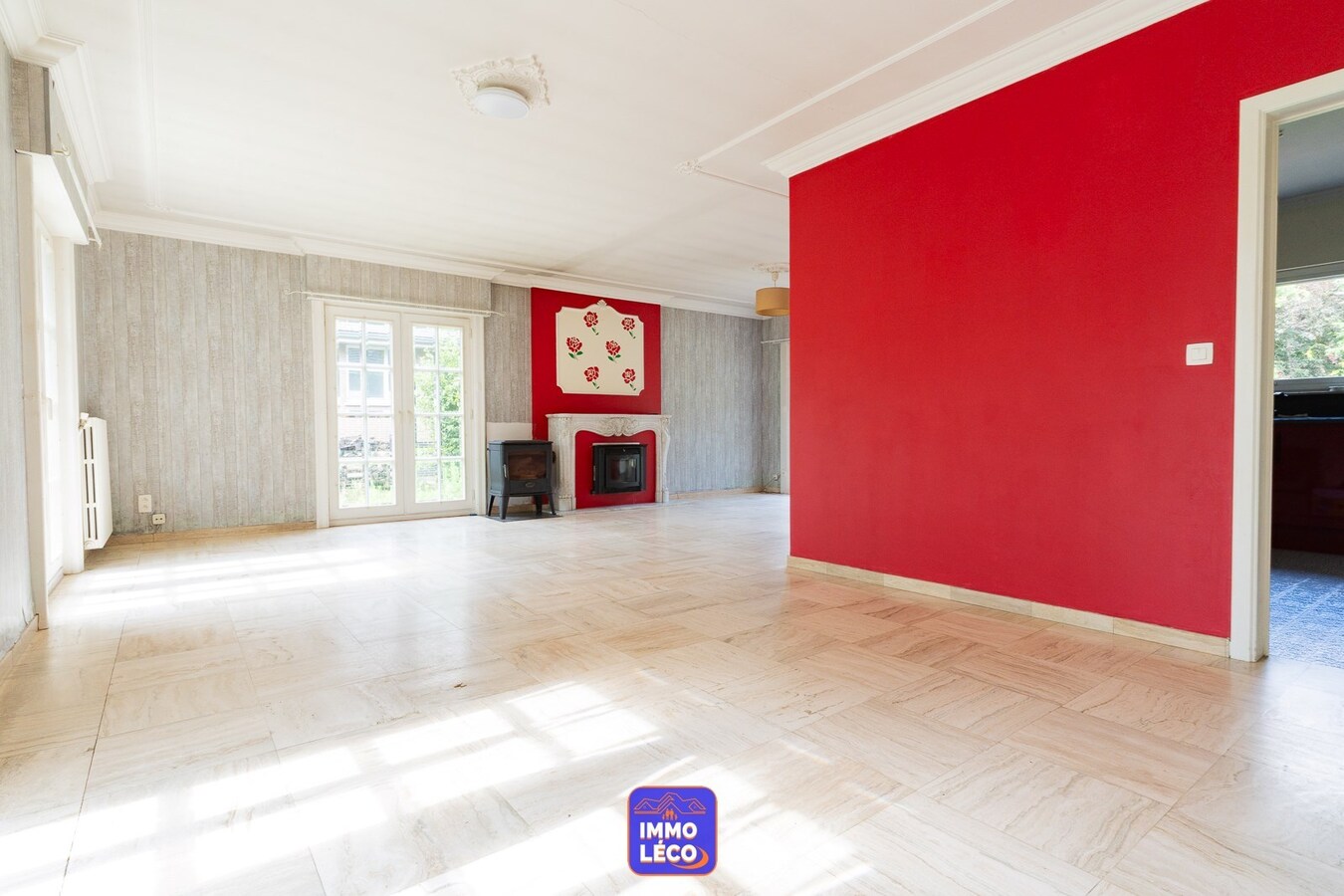 Villa "Semi Plain-Pied" érigée sur 2840m² avec grand étang, 2 garages &amp; parking privatif. 