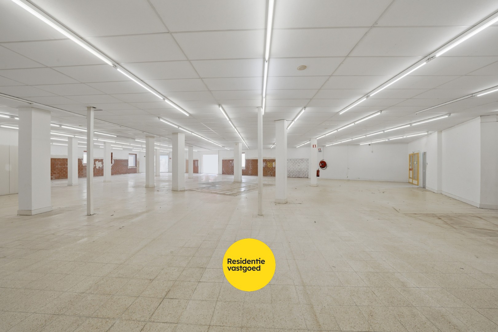 Te koop: Ruim handelspand met uitstekende visibiliteit in het centrum van Torhout 