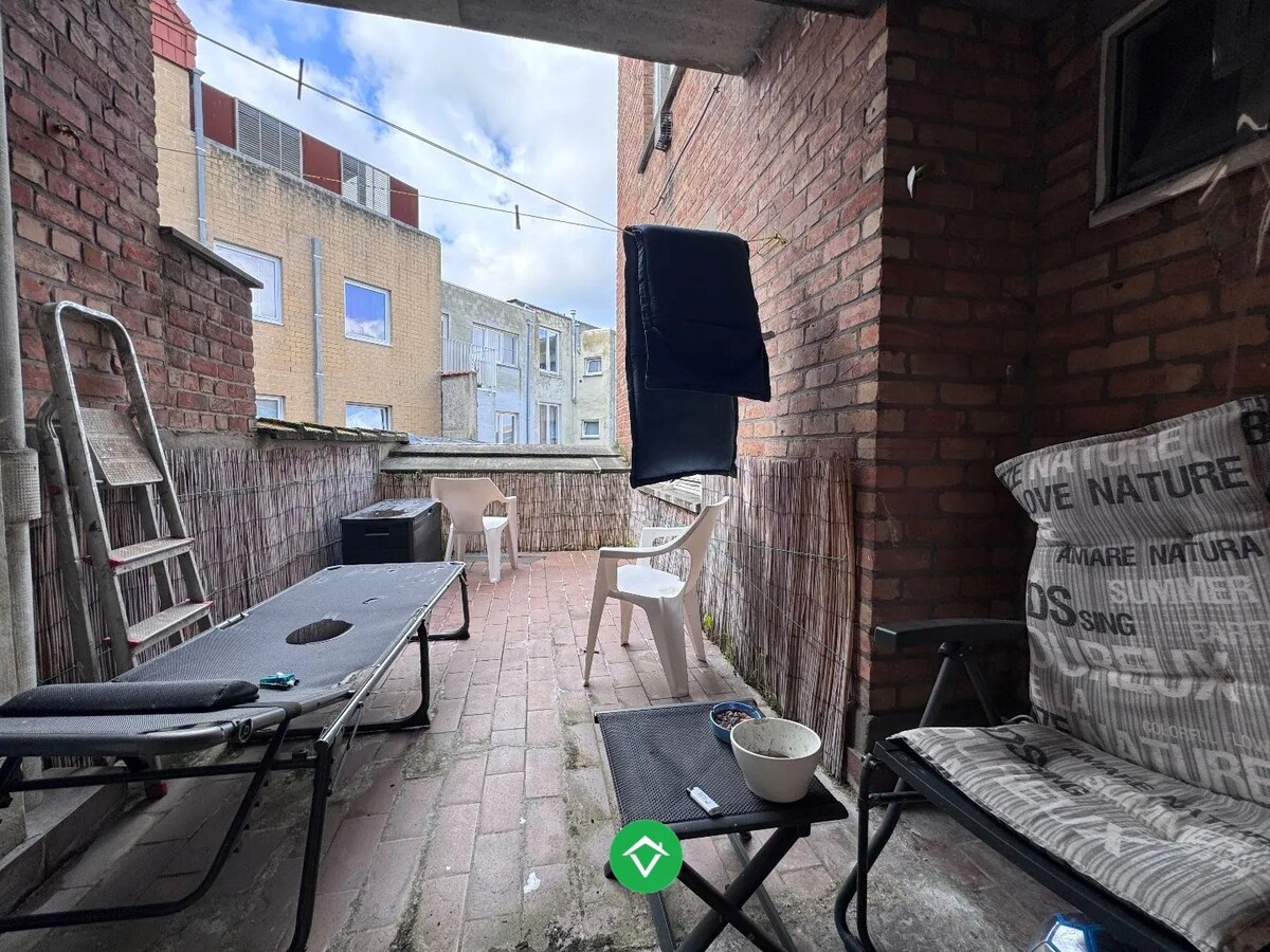 Opbrengsteigendom te koop met ruime garages in Oostende 