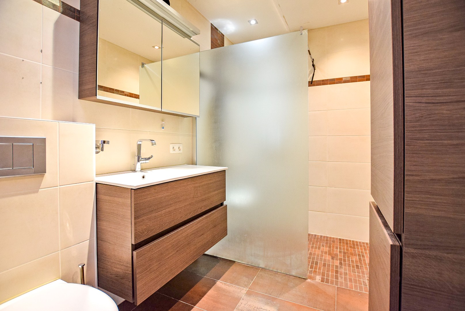 Ruime woning met dubbele garage en knappe uitzichten te centrum Veurne 