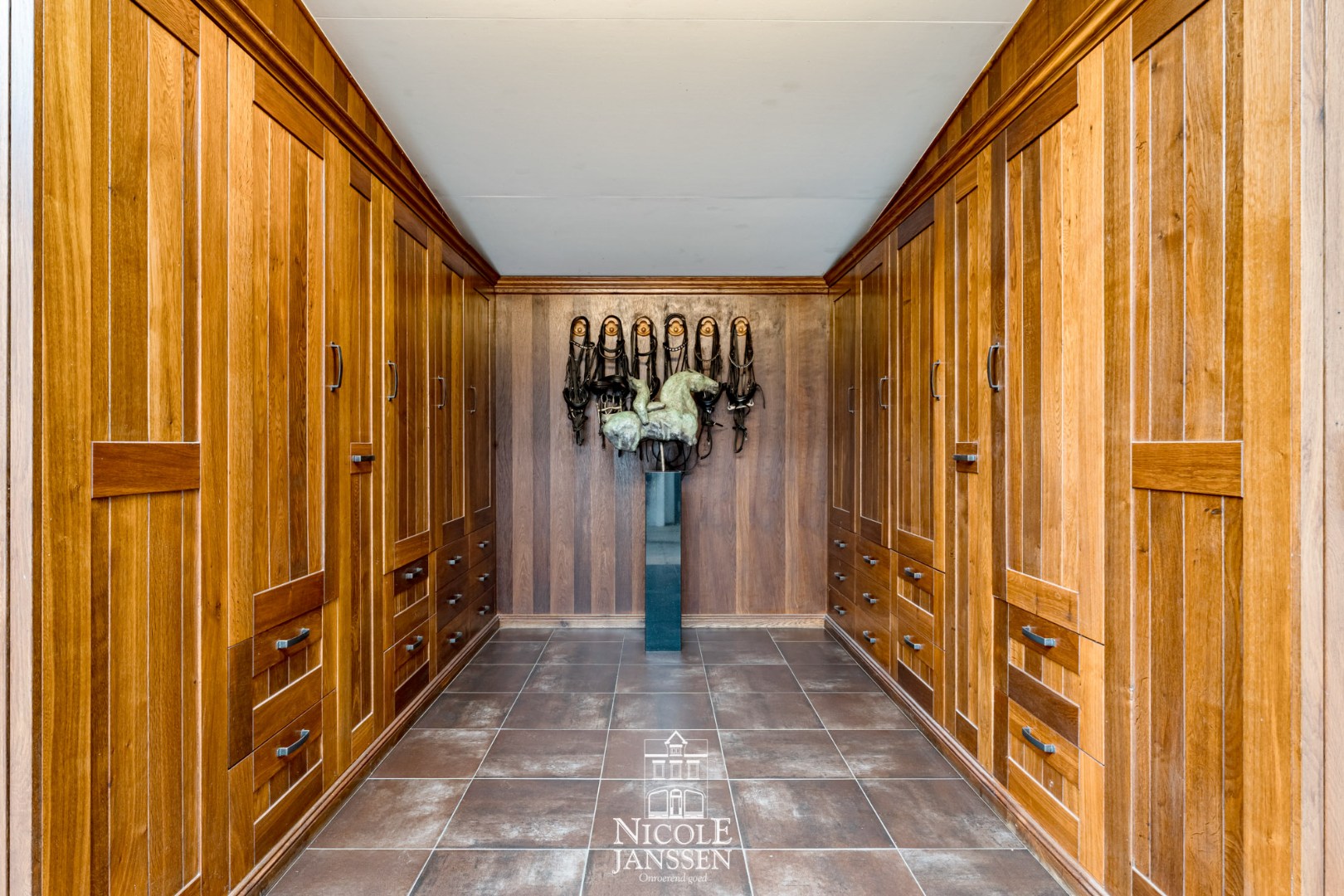 Zadelkamer met inbouwkasten