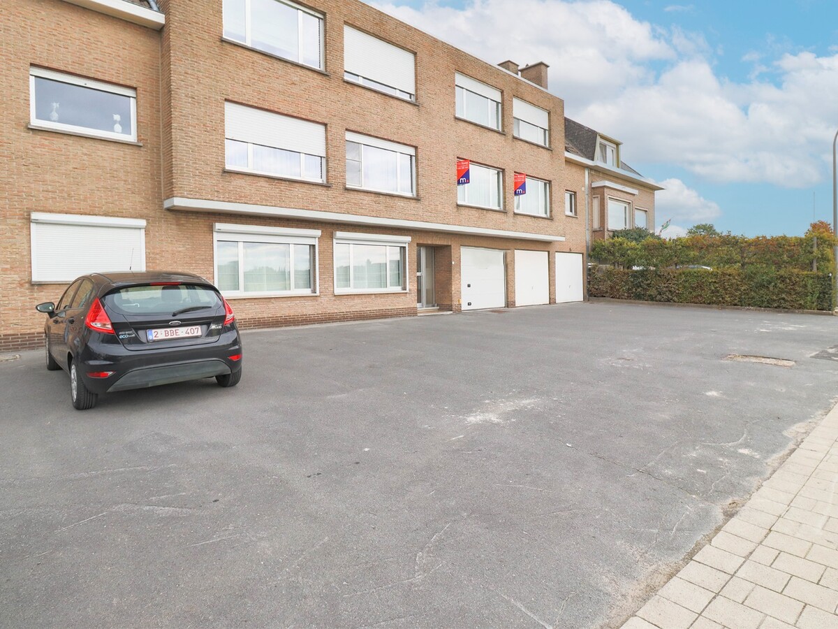 Ruim appartement met 3 slaapkamer en garage in Heule te koop! 