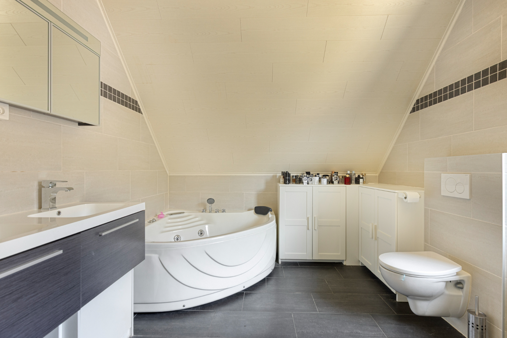 Vrijstaande woning van 2015 met 3 slaapkamers, volledige kelder en zuidgerichte tuin in Schilde. 