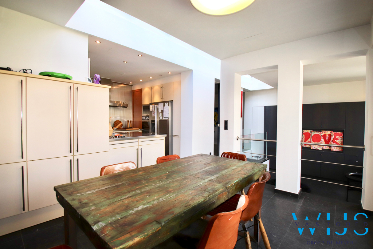 Karaktervol woonhuis met 5 slaapkamers &amp; prachtige tuin te CENTRUM Assenede ! 