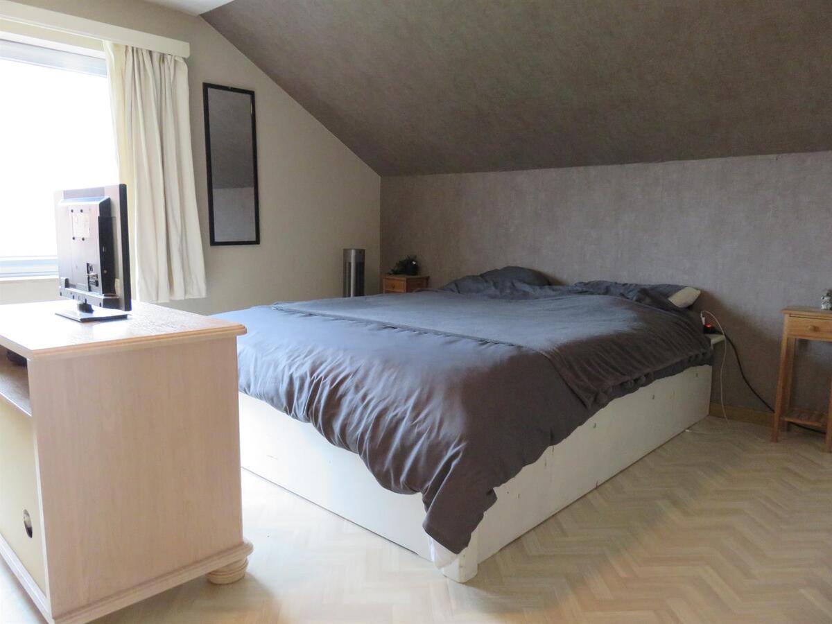 Instapklaar dakappartement met garagebox in Kuringen 