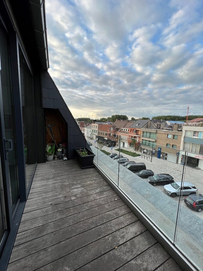 Uniek appartement (2 SUPER terrassen) op de Gaverse Markt !   LOFT-gevoel (hoogte : 3 m). 