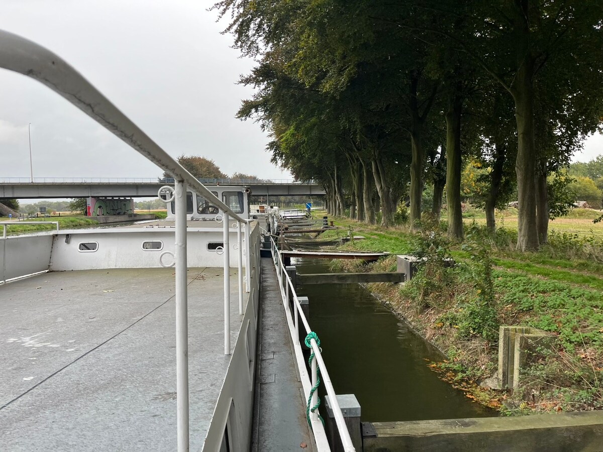 Wonen op het water – Woonboot op de Zuid-Willemsvaart 