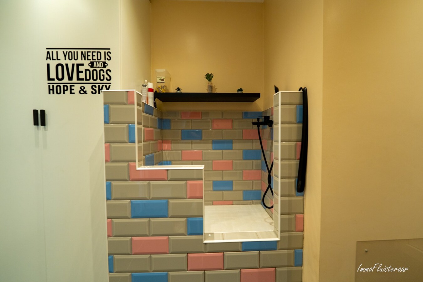 Recent gerenoveerde woning met paardenstallen en buitenpiste op ca. 12.370 m2  te Geel 