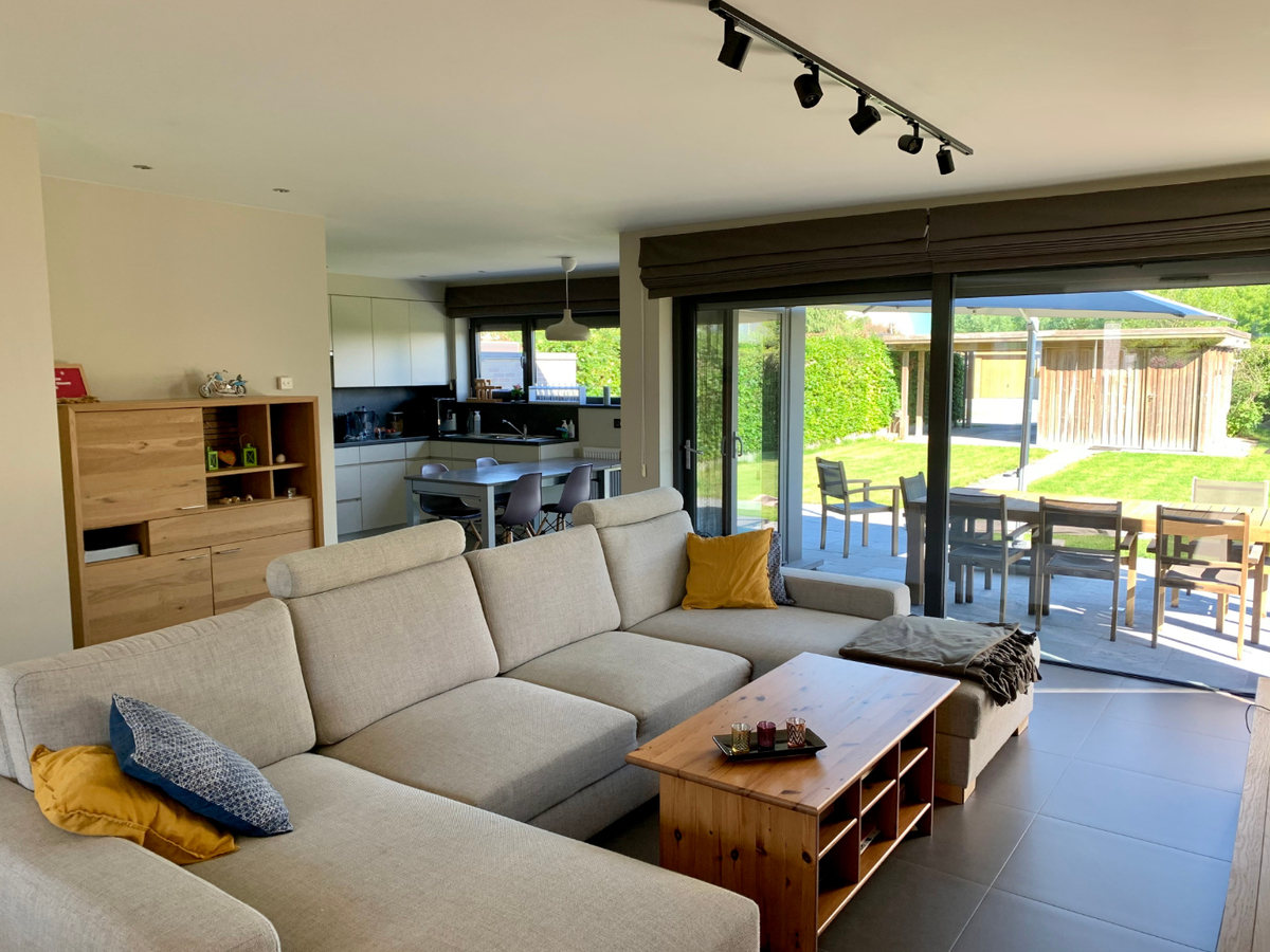 Ruime, eigentijdse Half Open Bebouwing. 