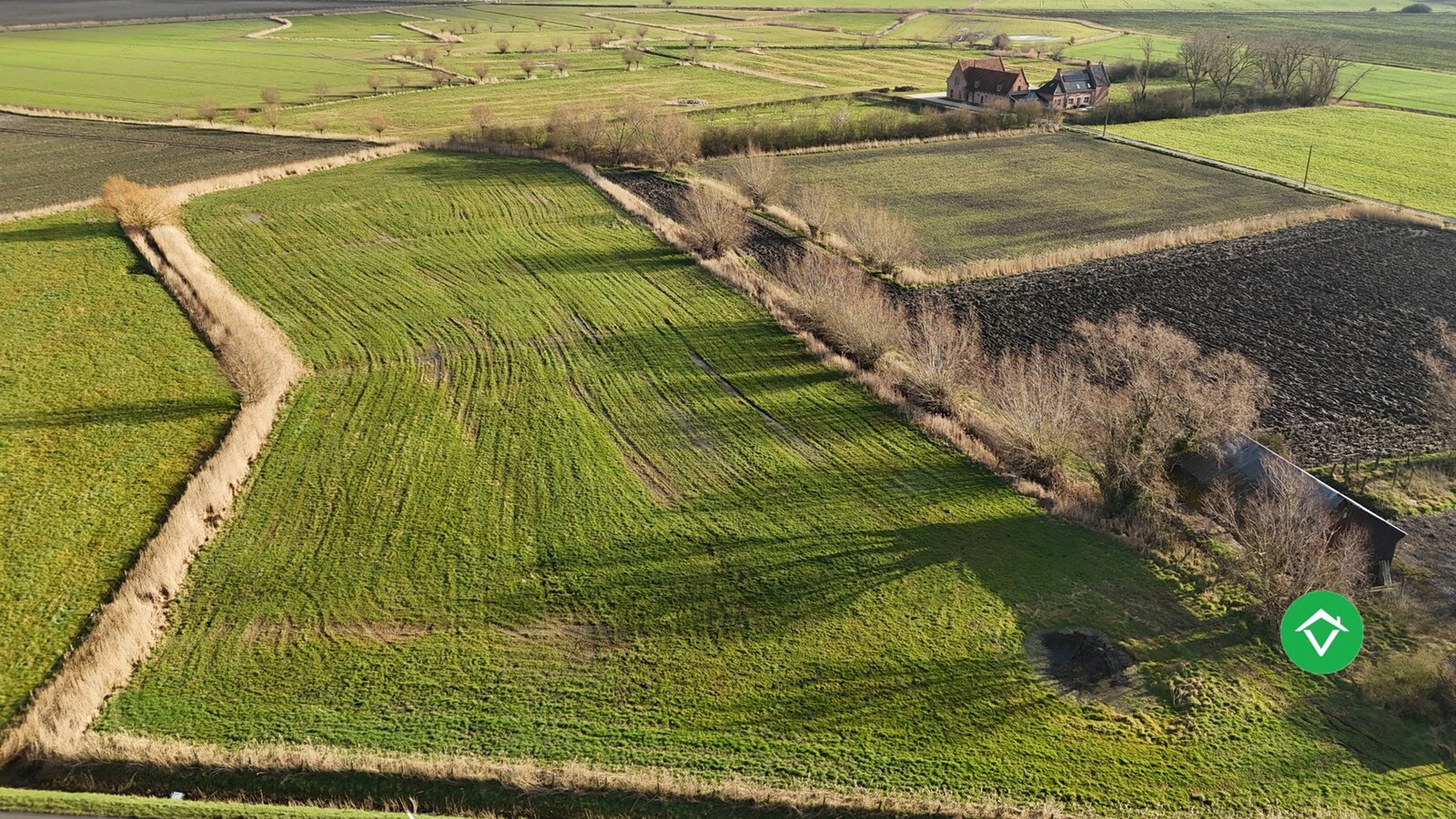 Te herbouwen of te slopen hoeve op ruim perceel in landelijke omgeving 