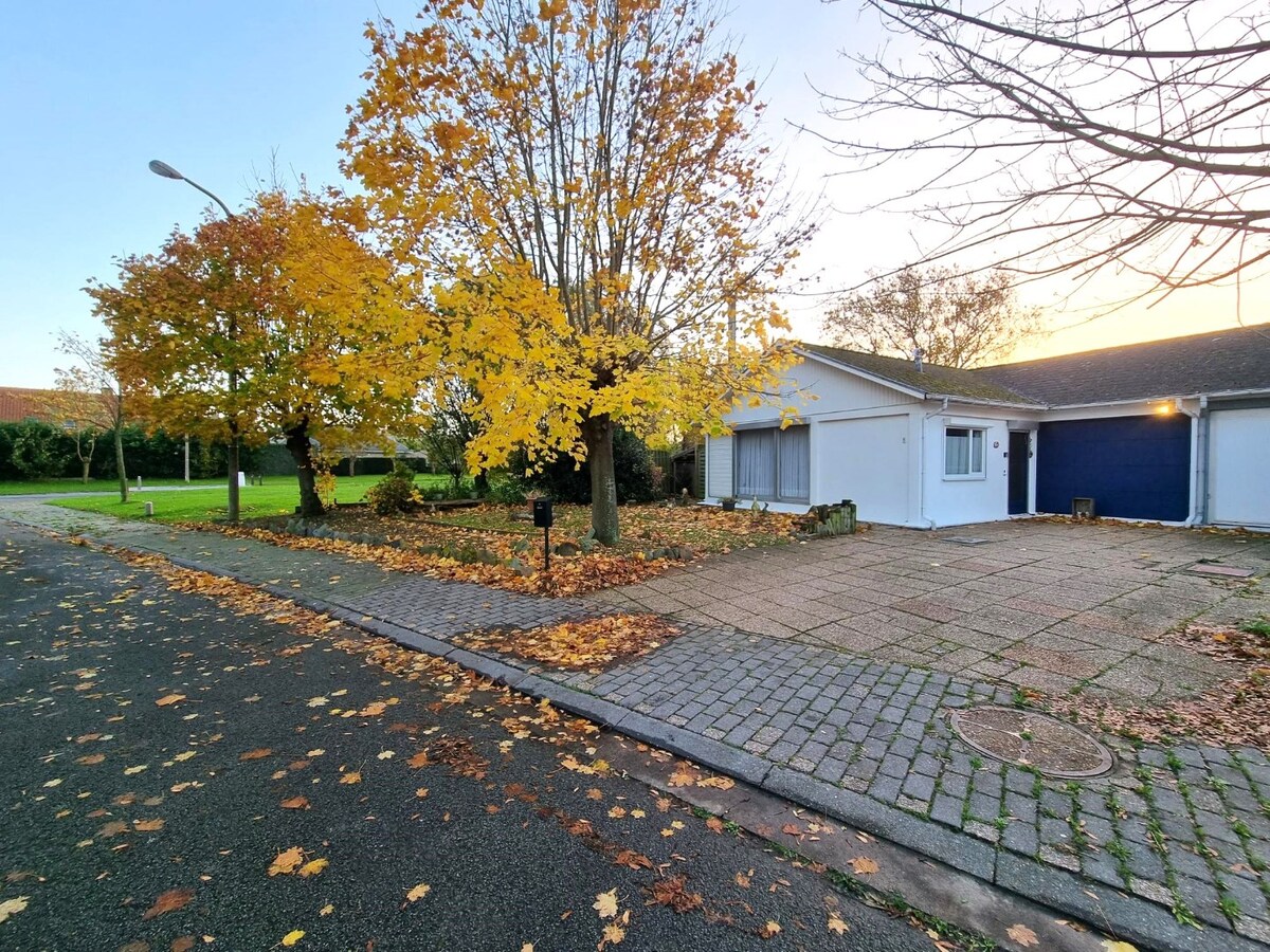 Zeer rustig gelegen, te renoveren halfopen woning met mooie tuin - Heist 