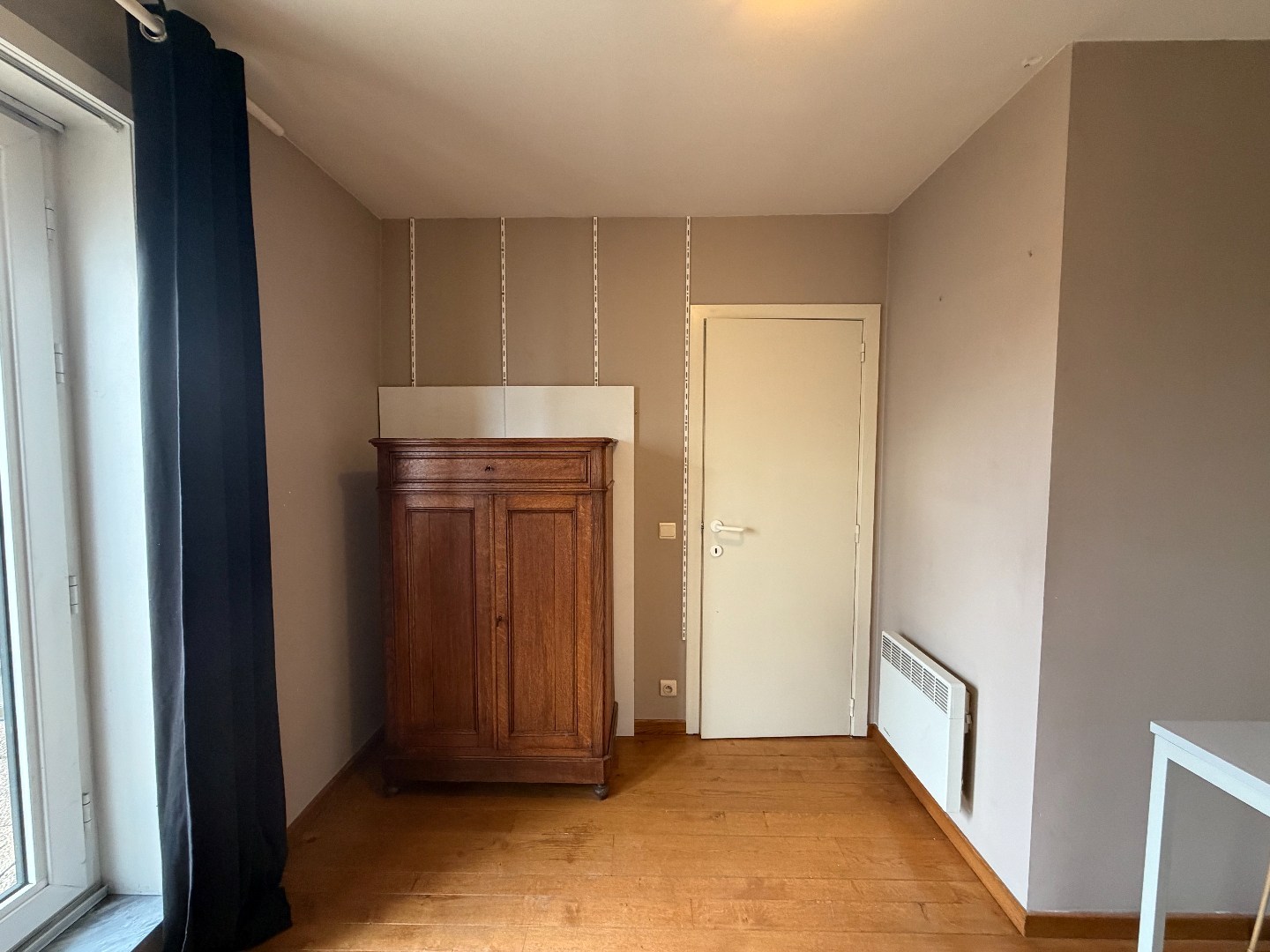 Gemeubeld appartement met twee slaapkamers en garage 